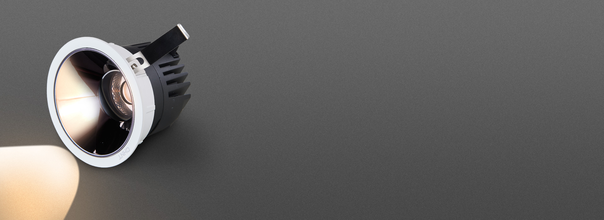 光源深藏，嚴控眩光 深藏式光源設計，能...