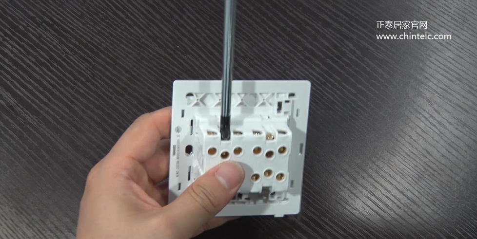 三聯(lián)多控開關(guān)接線圖解-2