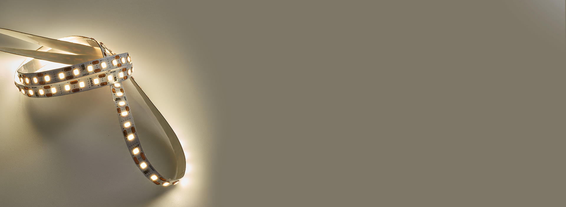 韌性強，耐彎耐折 易彎曲，可根據復雜場...