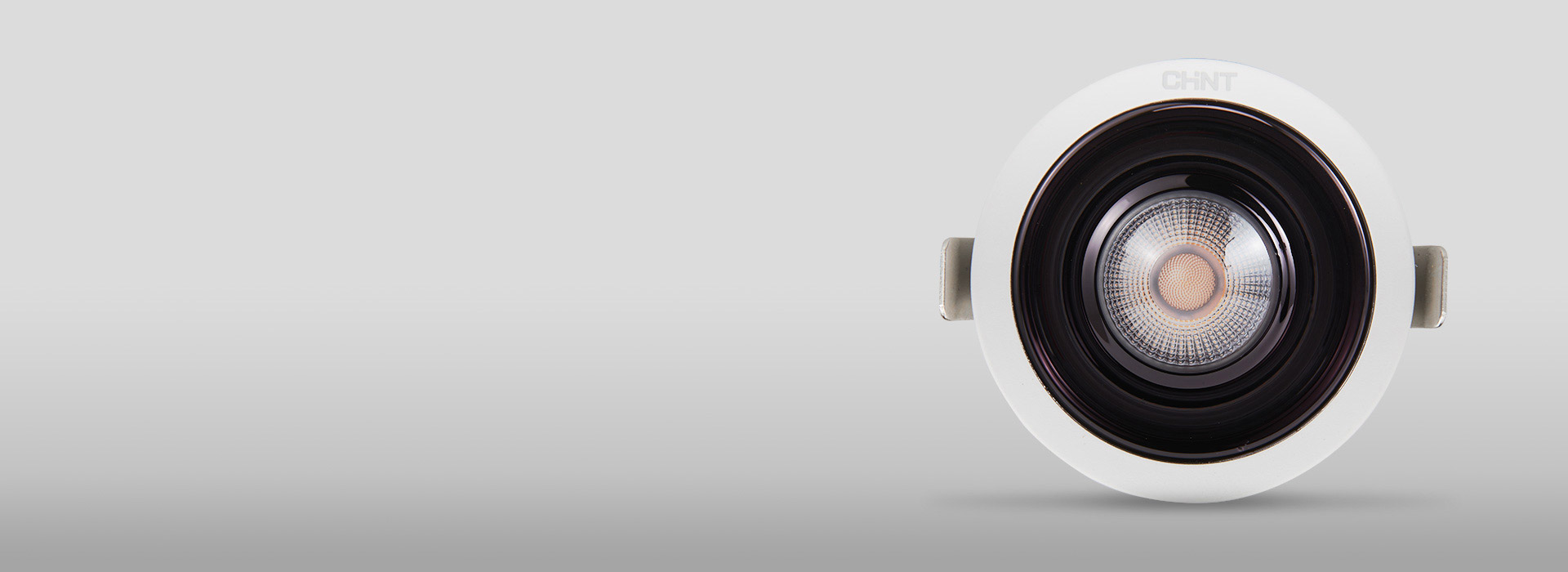 柔光防眩 光學擴散板，出光均勻柔和。 