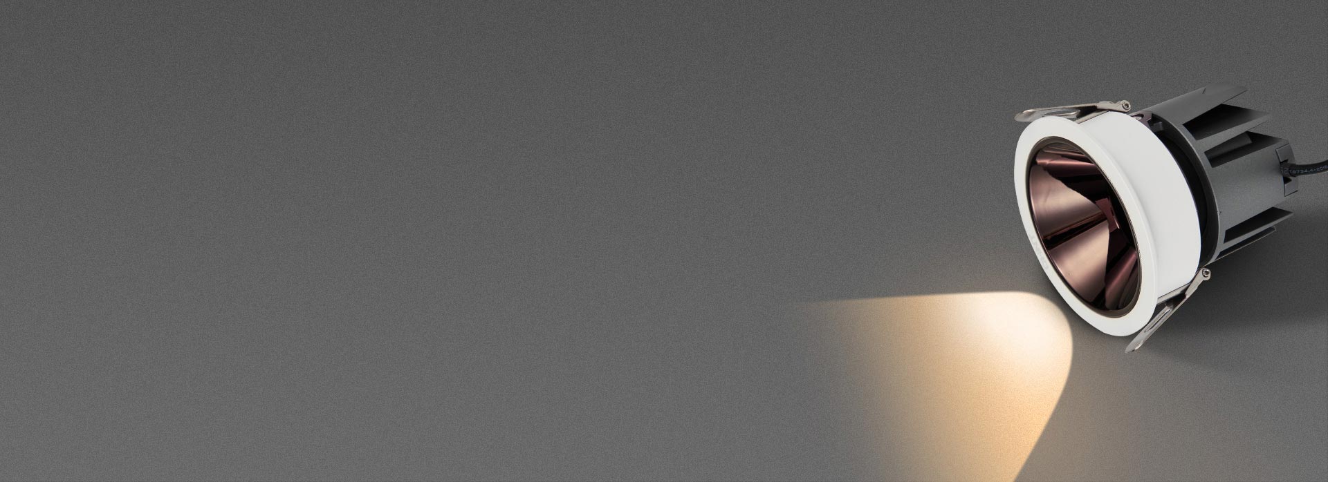 深防眩設計，光線柔和不刺眼 光源深藏，...