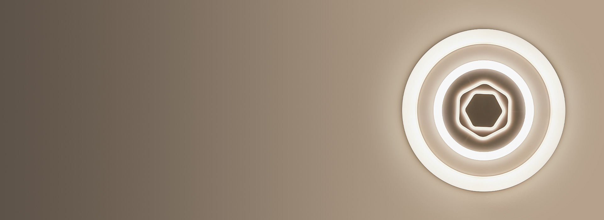 光線(xiàn)均勻，柔和迷人 半透明光學(xué)燈罩，透...