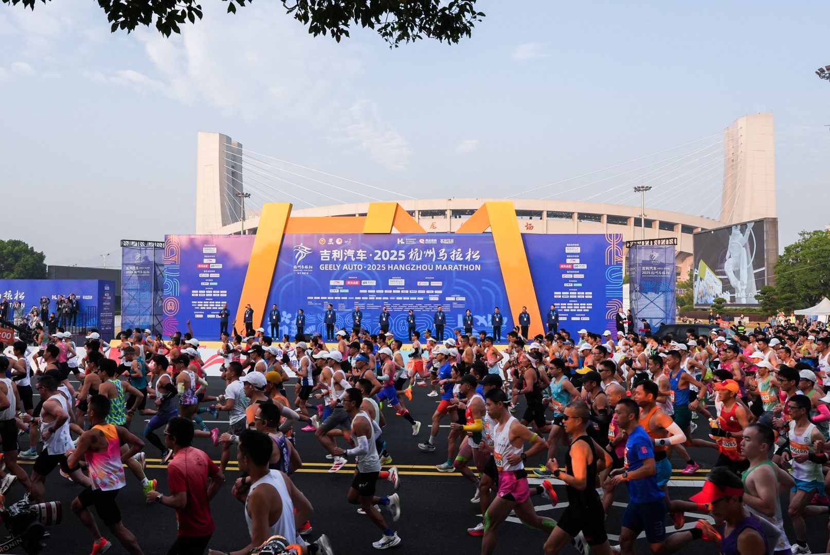 2025杭馬燃情收官，正泰居家陪跑滿電熱愛-2